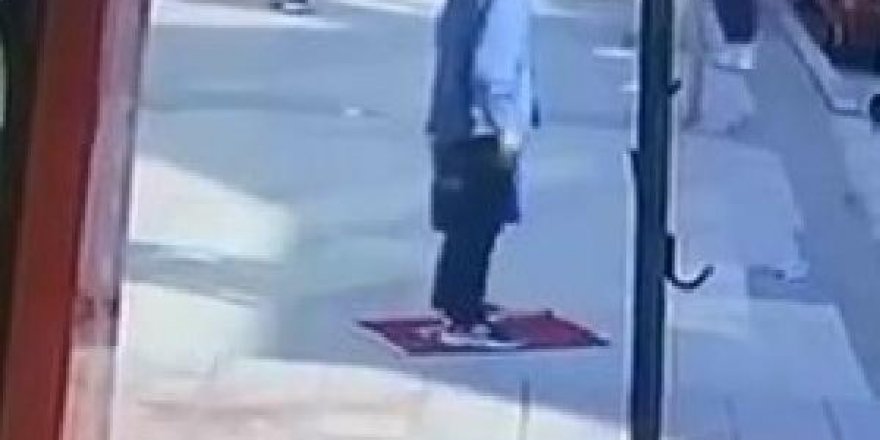 Türk bayrağını yere serip üzerine basan Suriyeli, gözaltına alındı