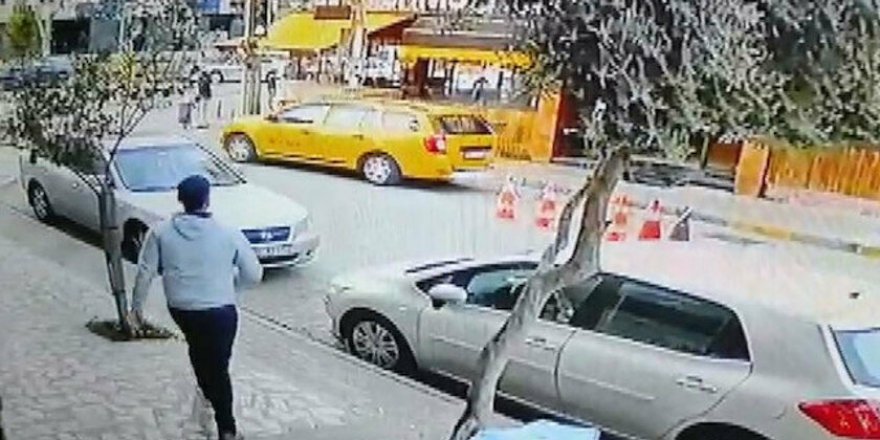 Taksiyi kaçıran kadın müşteri yayaya çarptı!