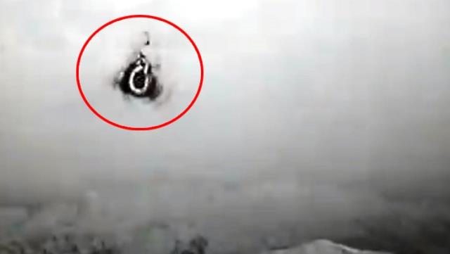 Üs bölgesine yaklaşan balon, komandolar tarafından böyle imha edildi