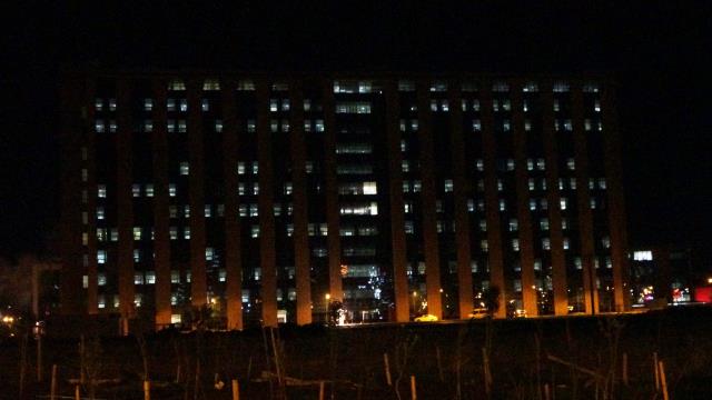 Artan koronavirüs vakaları nedeniyle kapanan servisler yeniden açıldı, hastanenin ışıkları salgının boyutunu ortaya koydu