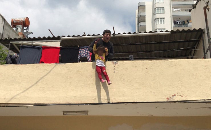 Dört yaşındaki kızını aşağı atmaya kalktı!