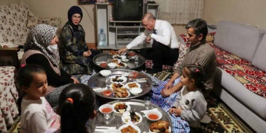 Cumhurbaşkanı Erdoğan’dan yer sofrasında iftar