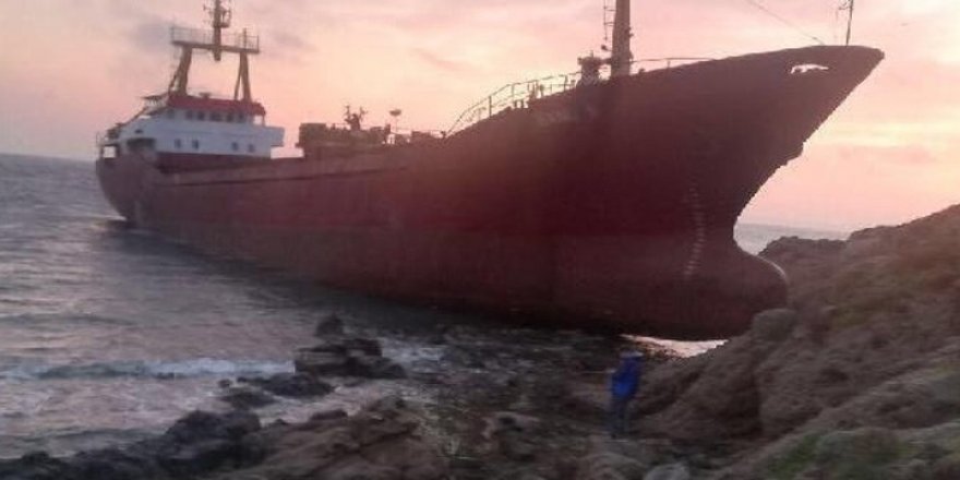 Bozcaada açıklarında kargo gemisi karaya oturdu