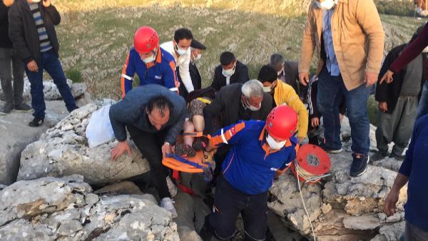 Kayalıklar arasında sıkışmış halde bulunan yaşlı kadın, kurtarılamadı