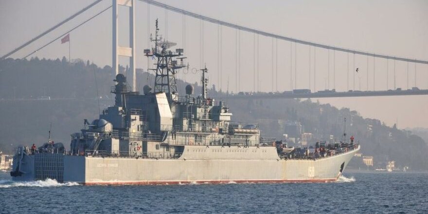 İki Rus savaş gemisi daha Karadeniz'e açıldı