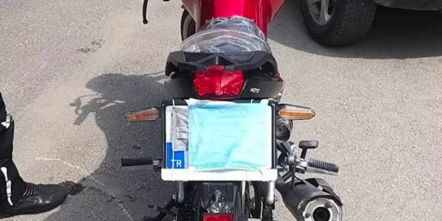 Maskeyi yüzü yerine motosikletinin plakasına takan sürücüye 7 bin 465 TL ceza