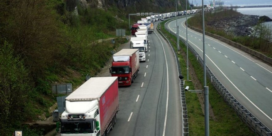 Sarp Sınır Kapısı'nda yoğun TIR kuyruğu oluştu
