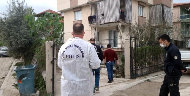 Kendisine silah doğrultan babasını defalarca bıçakladı