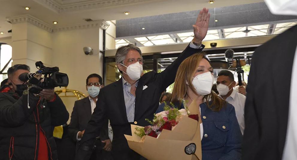 Ekvador'da sağcı aday Guillermo Lasso kazandı