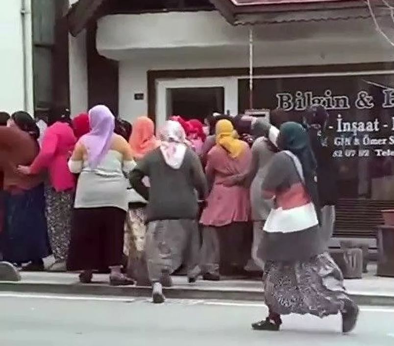 Sakarya’da ‘yardım dağıtımı’, izdihama dönüştü