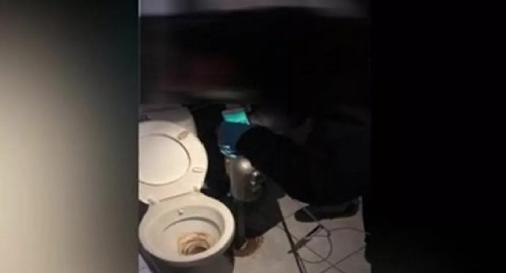 Polis banyo giderine dökülen uyuşturucuyu elektrikli süpürgeyle topladı