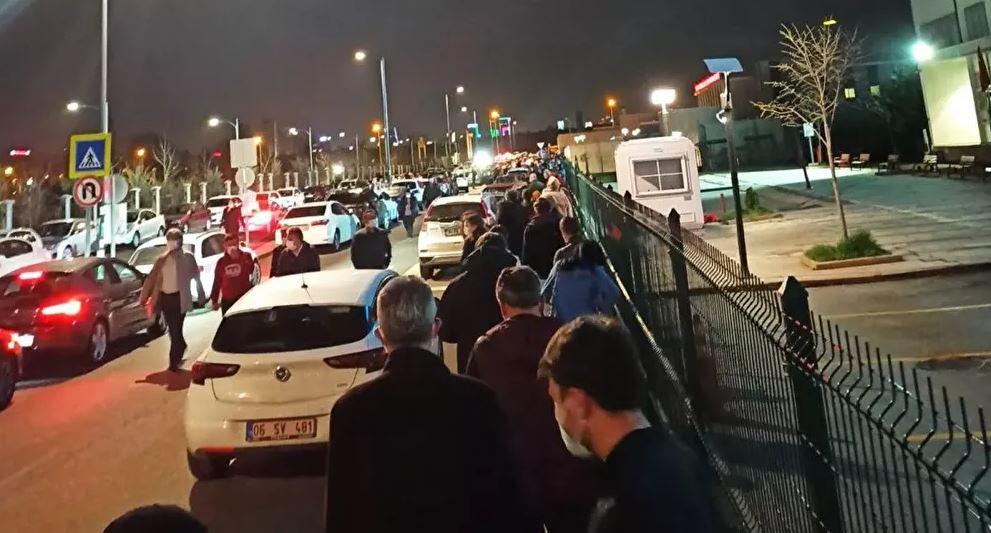 Bakan Koca'nın 'aşıda 55 yaş' açıklamasının ardından hastane önlerinde uzun kuyruklar oluştu