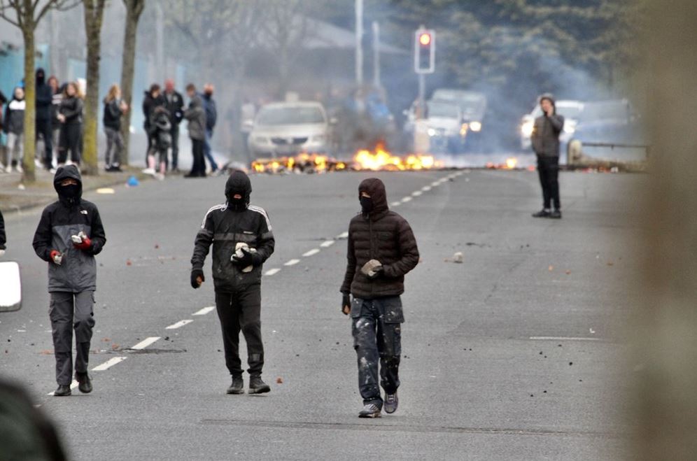 Kuzey İrlanda'daki şiddet olayları yeniden başladı