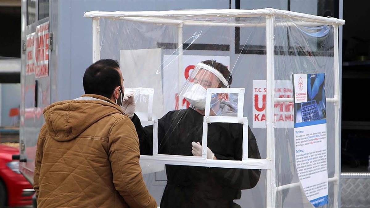 Kovid-19 Testlerinin Pozitiflik Oranı Arttı