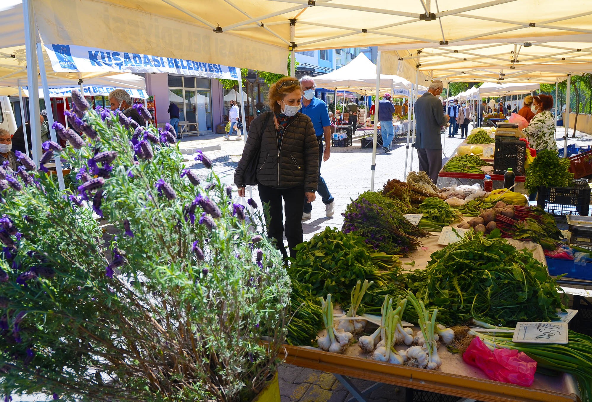 Kuşadası Yerel Üretici Pazarında Bahar Bereketi