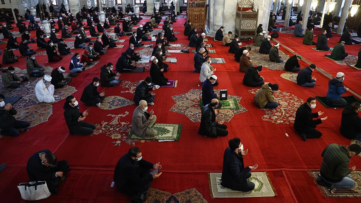 Vatandaşlar, İkametlerine En Yakın Camide Cuma Namazını Kılabilecek