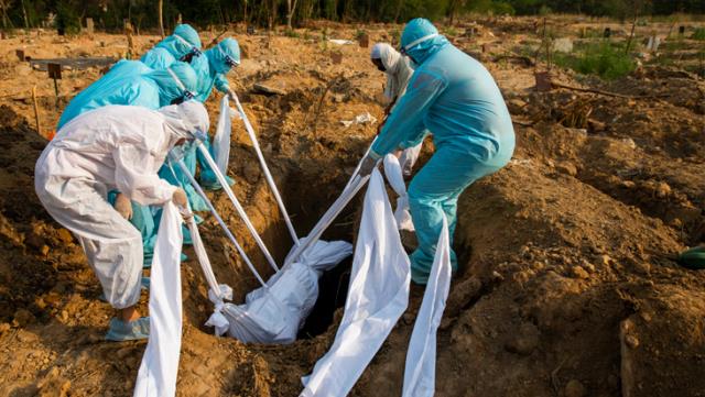 Oksijen tankları trenlerle taşınıyor, hastalar beklerken bir bir ölüyor