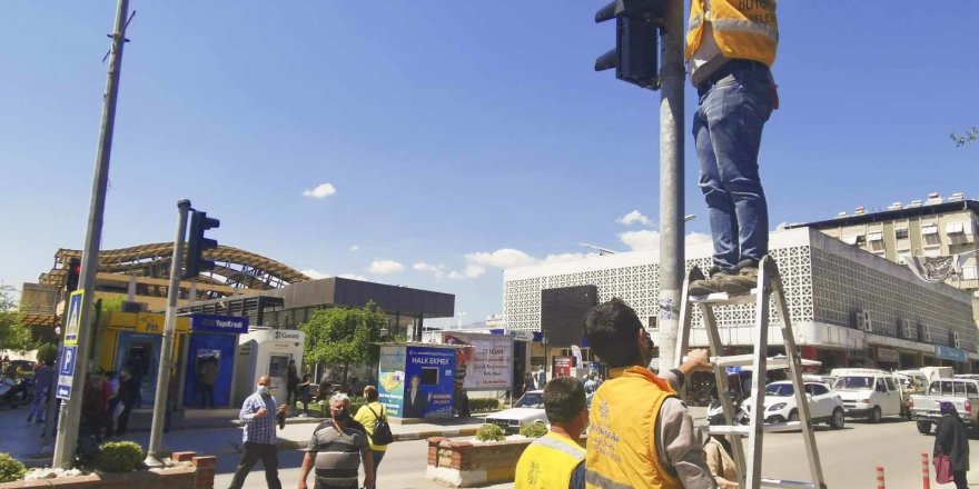 Aydın Büyükşehir Nazilli'de Trafik Işıklarını Yeniliyor