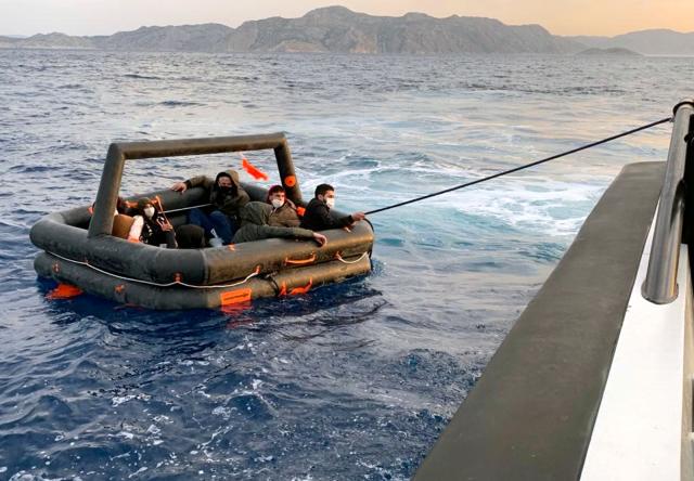 Yunanistan tarafından geri itilen 8 düzensiz göçmen kurtarıldı