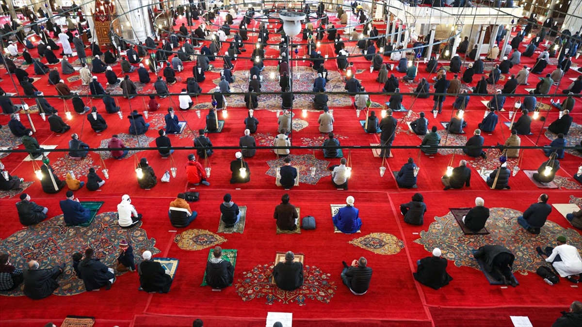 Tam Kapanmada Teravih Hariç Cuma Ve Vakit Namazları Camilerde Kılınacak