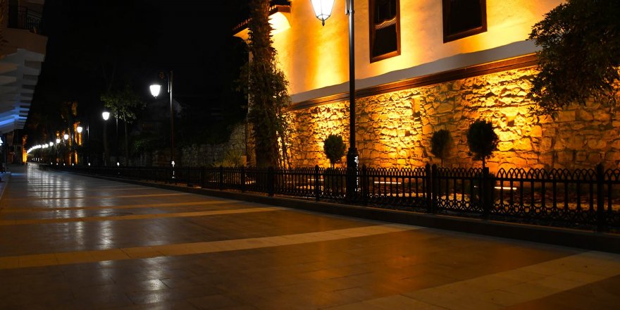 Yenilenen Kuşadası Çarşılarına Çevre Dostu Aydınlatma