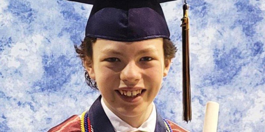 Bir hafta arayla hem lise hem de üniversiteden mezun olacak