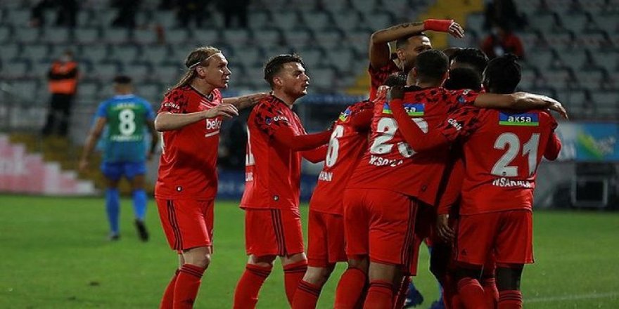 Beşiktaş son 4 maçta 7 puan toplarsa şampiyon!