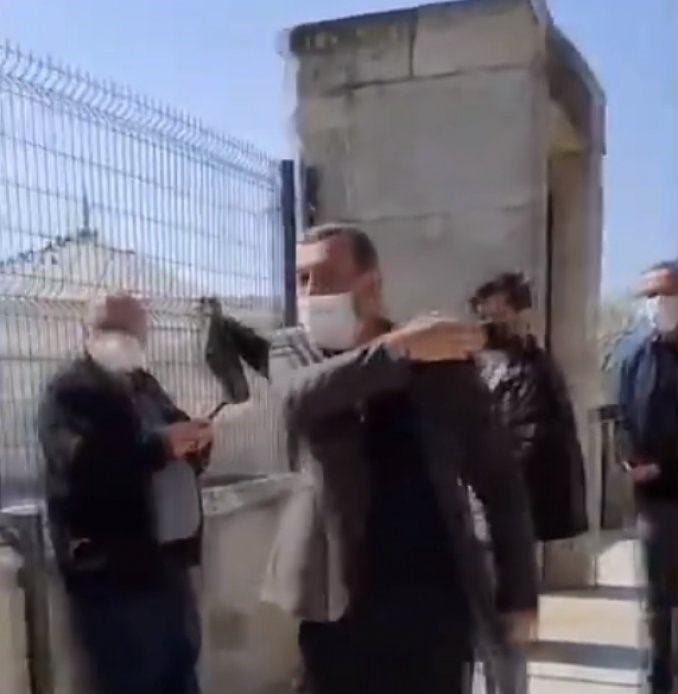 Üsküdar'da kadınlar camiye giremez kavgası