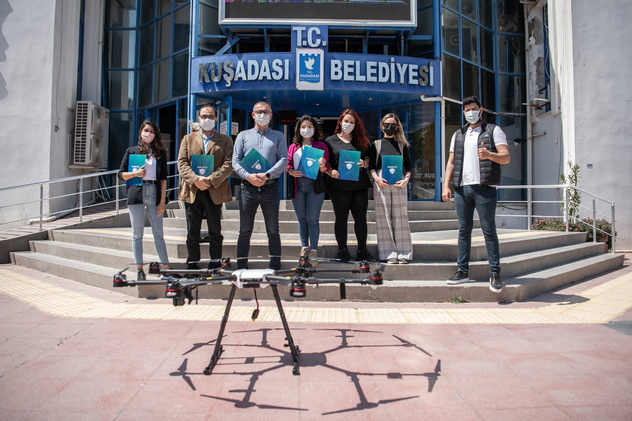KUŞADASI BELEDİYESİ’NİN KADIN DRONE PİLOTLARI BELGELERİNİ ALDI