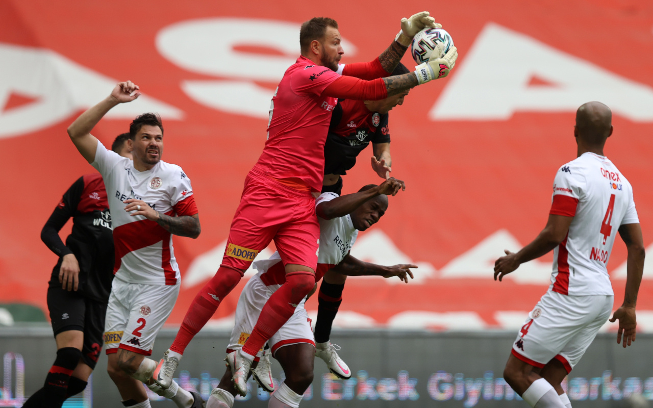 Fatih Karagümrük'e konuk olan Antalyaspor puanı uzatmada kaptı