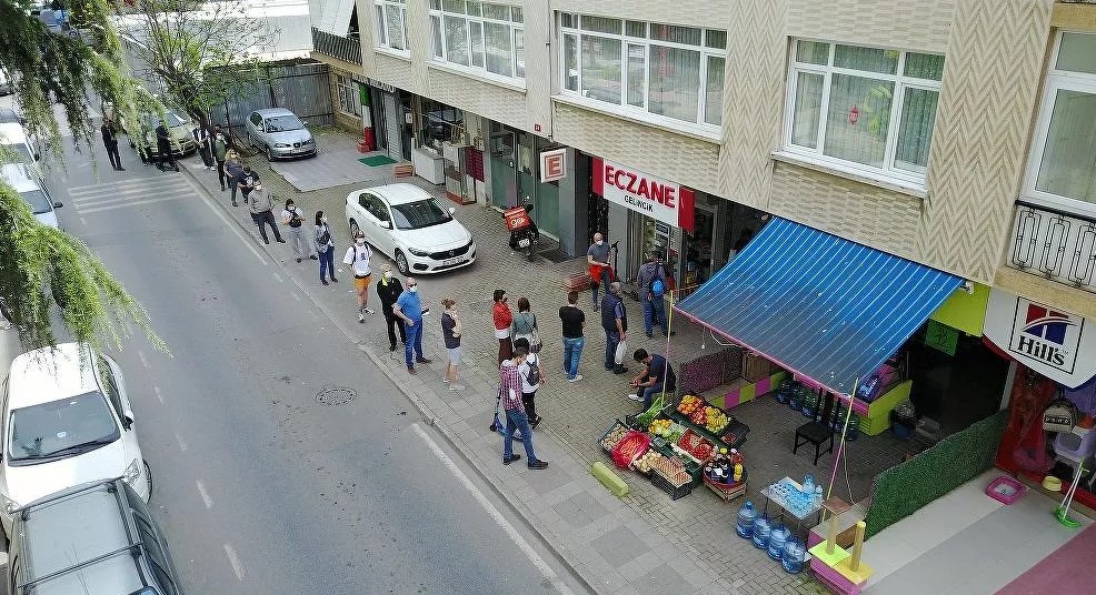 İstanbul'da nöbetçi eczanelerin önünde metrelerce kuyruk oluştu!