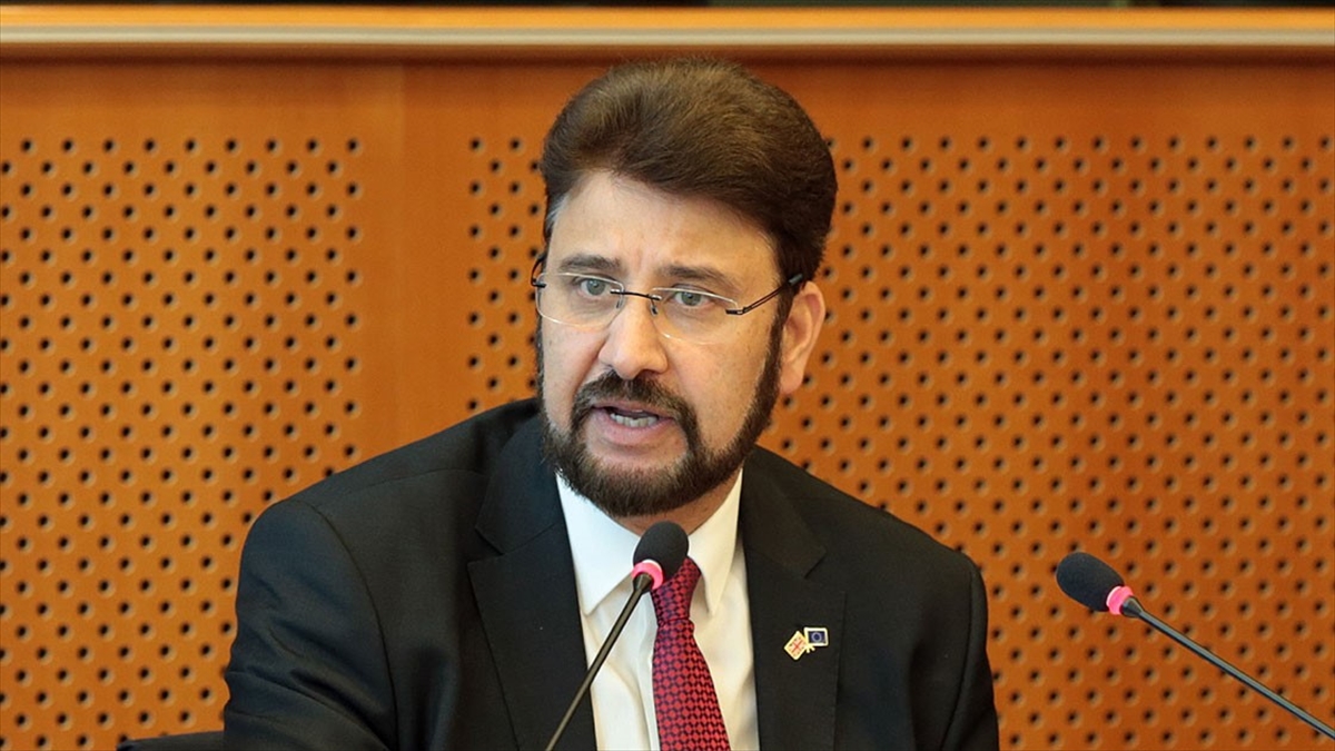 İngiliz Parlamenter, Macron'u Fransa'da 'Yasal Olarak Güçlendirilen' İslamofobi Konusunda Uyardı