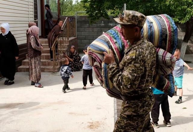 Taşlı sopalı su kavgası iki ülke ordusunu karşı karşıya getirdi!