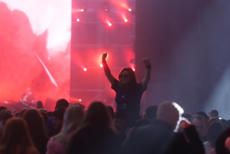 İngiltere'de gece kulübünde binlerce kişiyle ilk eğlence