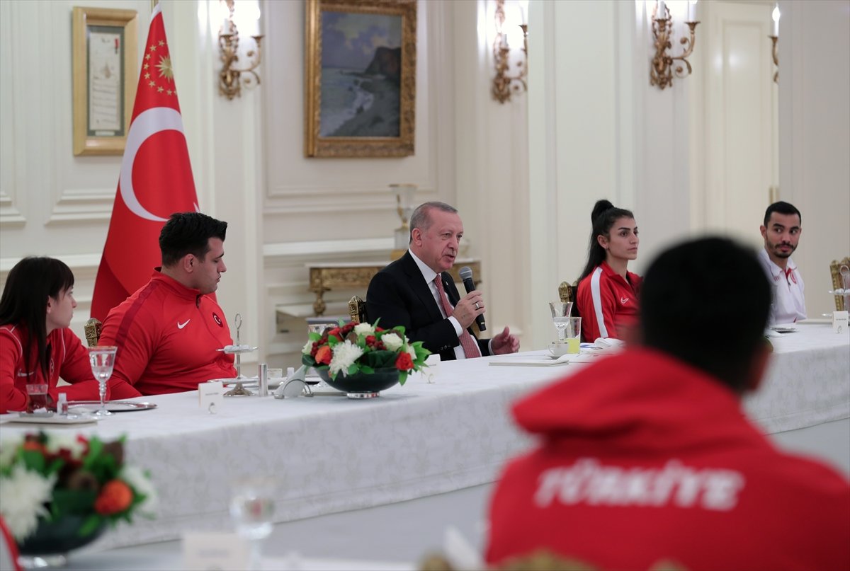 Erdoğan milli sporcularla iftar yemeğinde bir araya geldi