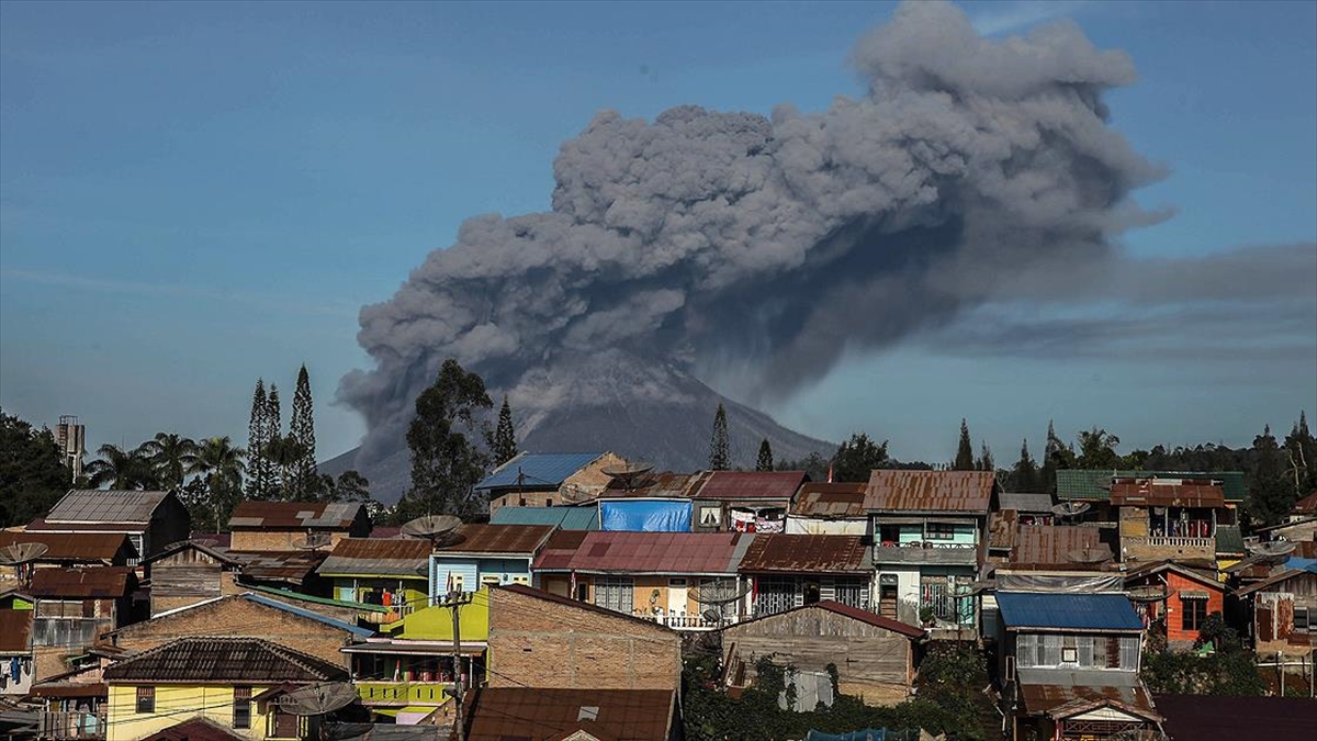 Endonezya'da Faaliyete Geçen Sinabung Yanardağı Kül Püskürtmeye Başladı