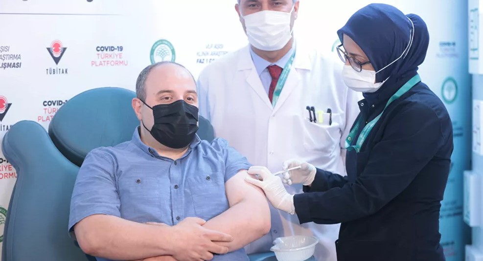 Bakan Varank yerli aşının ikinci dozunu oldu