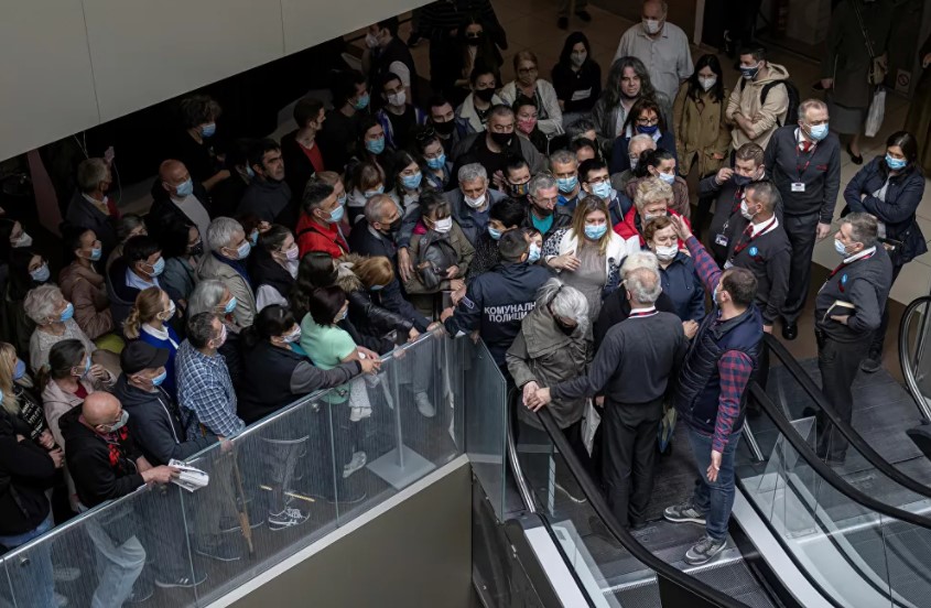 Sırbistan'da 'aşı olana indirim kuponu' kampanyası