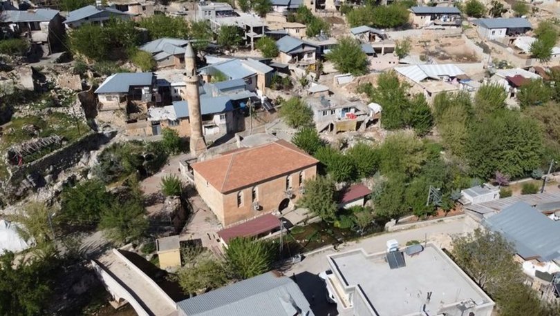 Caminin altından akan suda serinliyorlar!