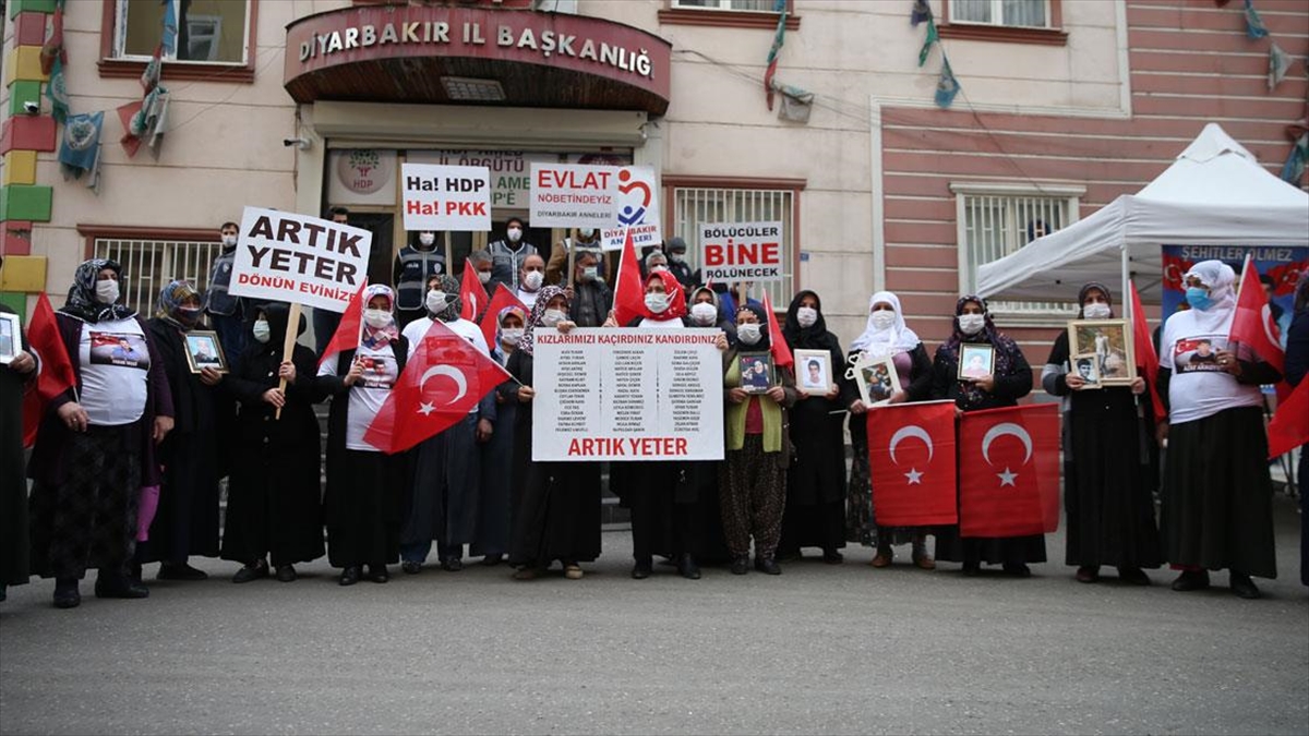 Diyarbakır Anneleri, Anneler Günü'nü Evlat Hasretiyle Geçirmenin Hüznünü Yaşıyor