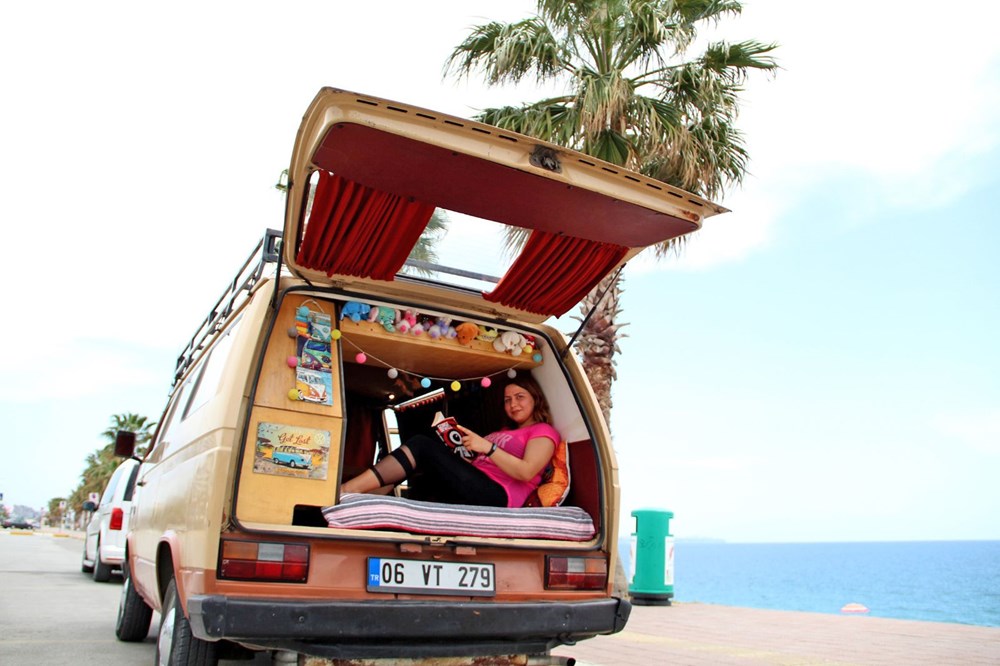 Klasik otomobil ile karavan hayalini birleştirdi, evi karavanı oldu