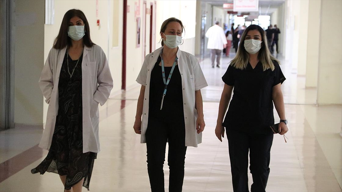 Sağlık Çalışanı Anneler Çocuklarına Doya Doya Sarılacakları Günü İple Çekiyor