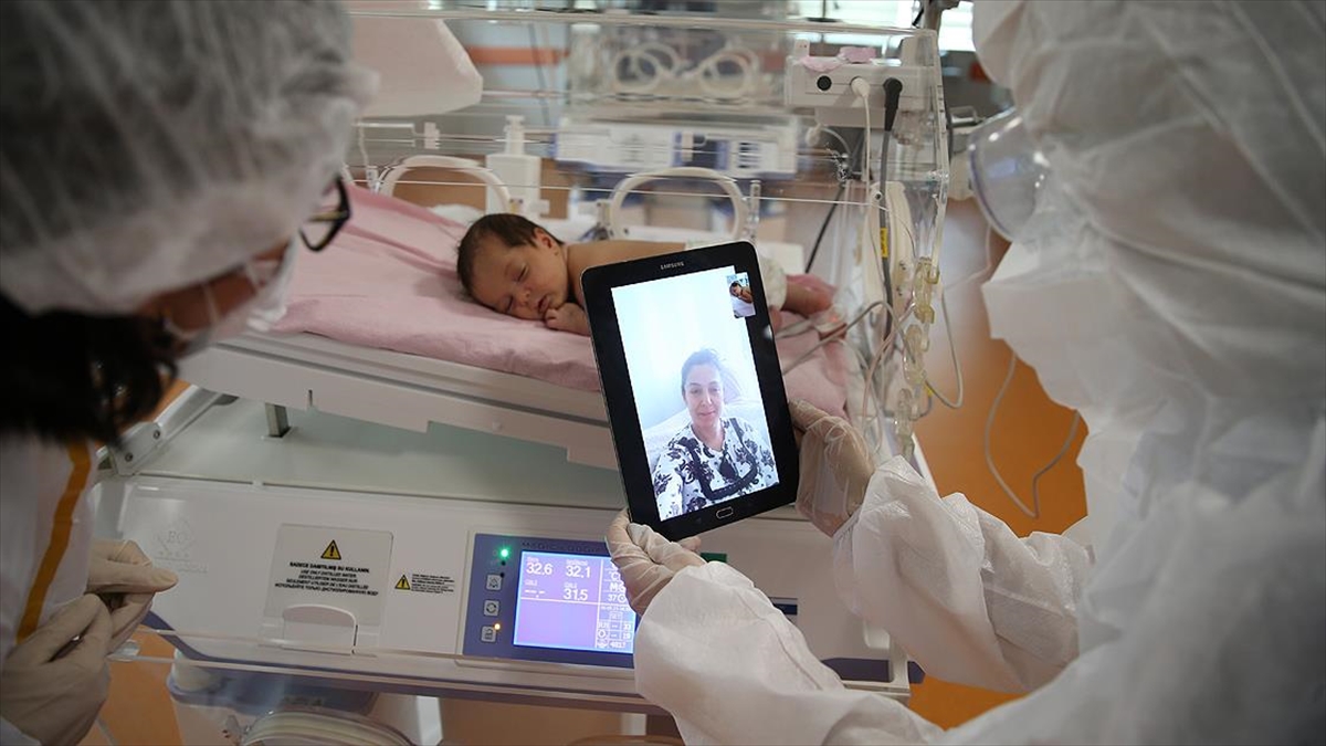 Kovid-19 Nedeniyle 40 Günlük İkizlerinden Ayrı Kalan Anneye Görüntülü Görüşme Sürprizi