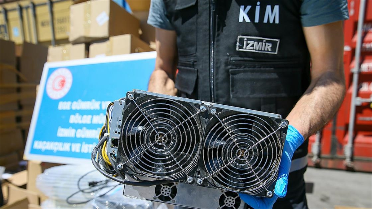 İzmir'de 501 Kripto Para Üretim Makinesi Ele Geçirildi