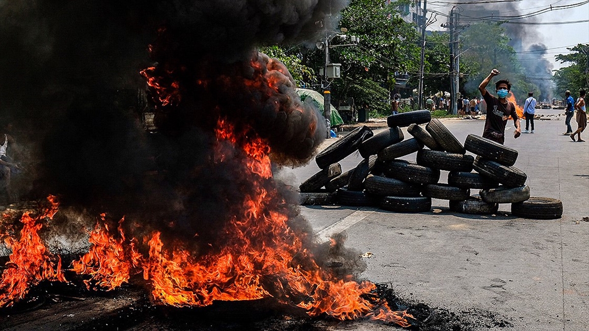 Myanmar'da İsyancılar Polis Karakolunu Ateşe Verdi