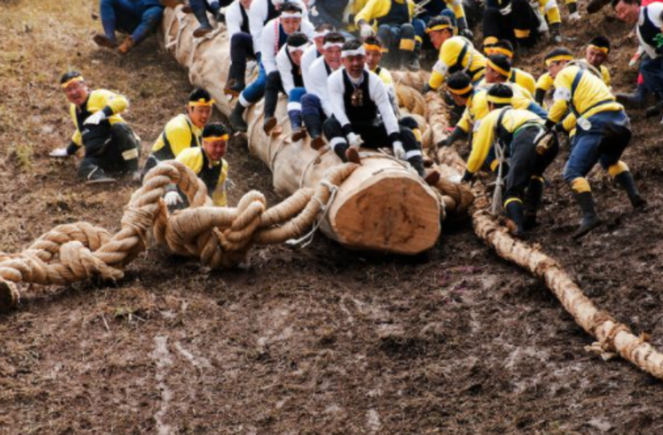 Japonya’da 1200 yıldır süren çılgın gelenek: Onbashira Festivali