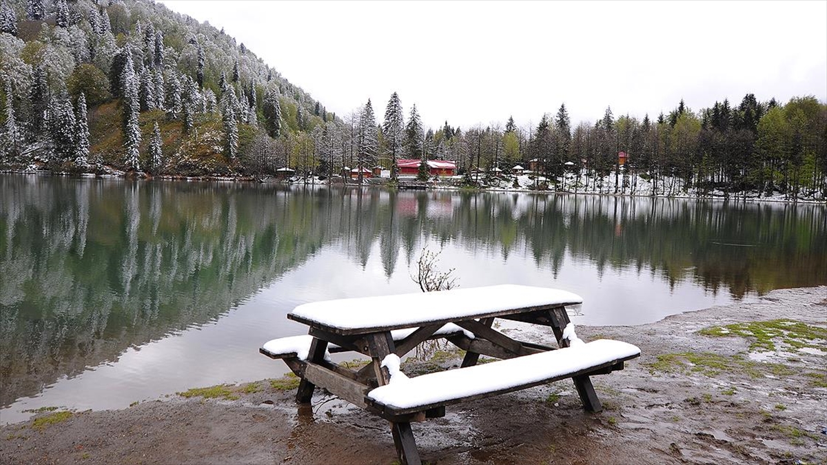 Doğa Harikası Borçka Karagöl Mayısta Yağan Karla Beyaza Büründü