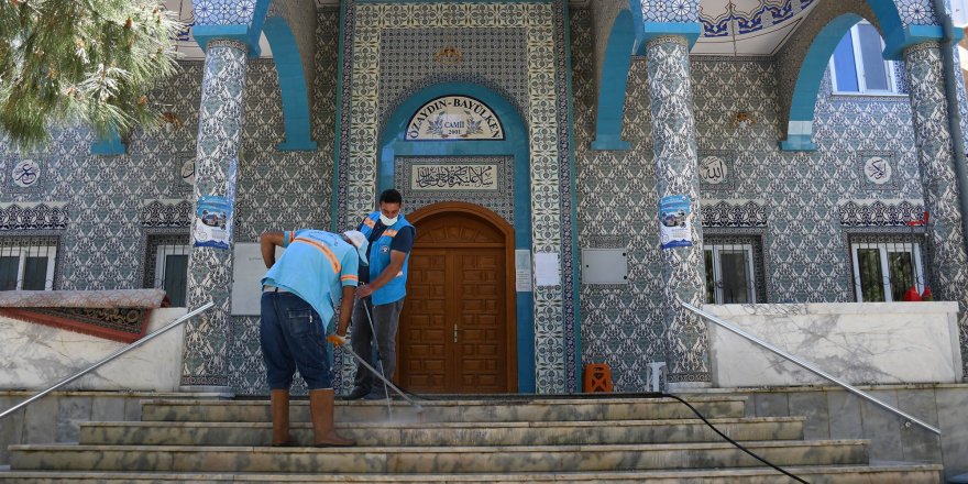 Kuşadası Belediyesi'nden Camilerde Bayram Temizliği