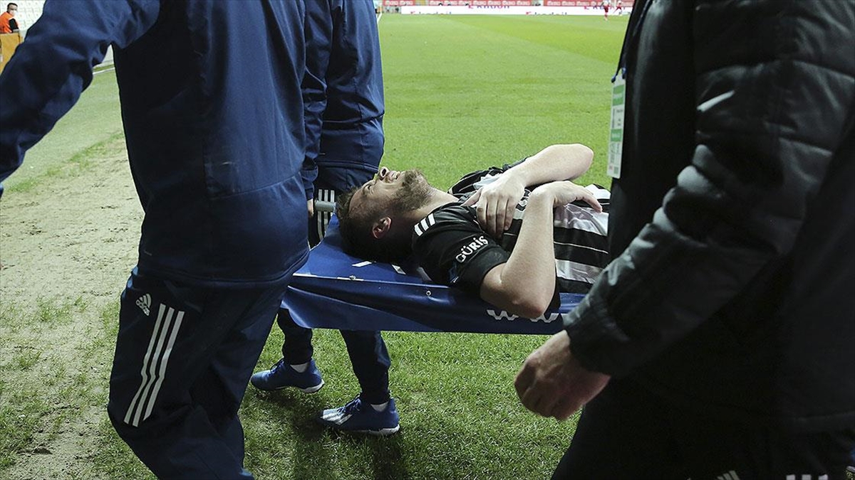 Beşiktaşlı Futbolcu Adem Ljajic'in Omzunun Çıktığı Açıklandı