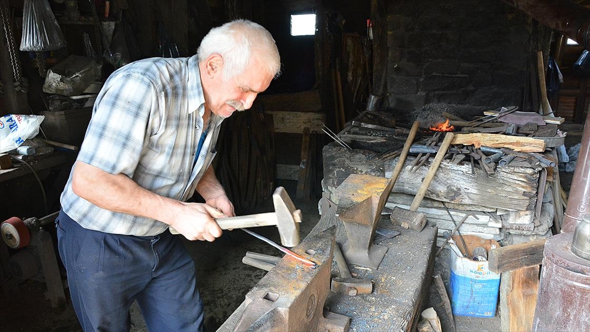Osmanlı'dan Günümüze 'Bıçakçılar Mahallesi'nde Çekiç Sesi Eksik Olmuyor